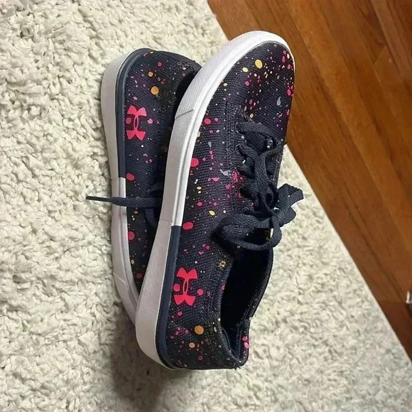 GIRLS UNDER ARMOUR KED LIKE SHOES SIZE 3 NWT - Picture 2 of 13